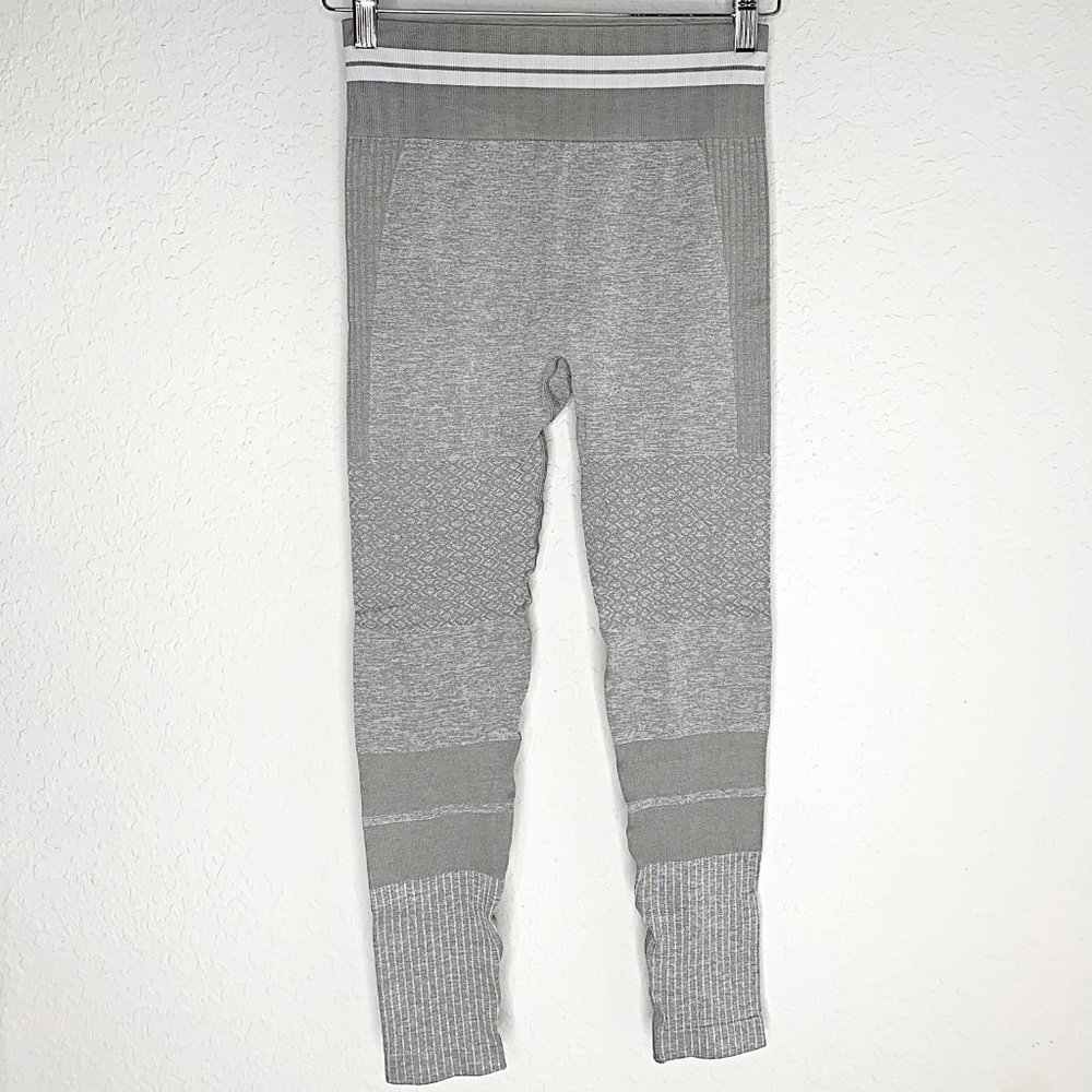 Seamless Striped High-Waist Sports Bra & Ruched Legging Set in Grey - Picture 5 of 9